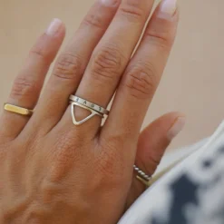 Anillo Triángulo
